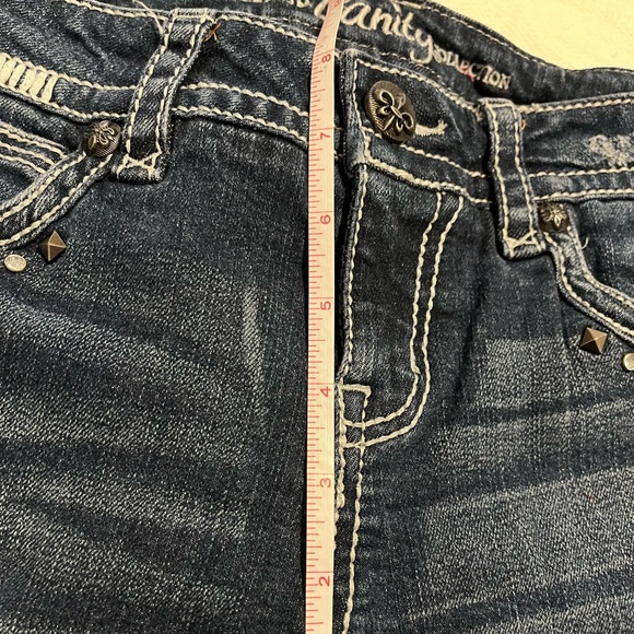 𝓥𝓪𝓷𝓲𝓽𝔂 𝓭𝓲𝓢𝓽𝓻𝓮𝓢𝓢𝓮𝓭 𝓫𝓮𝓻𝓶𝓾𝓭𝓪𝓢 - Picture 5 of 11